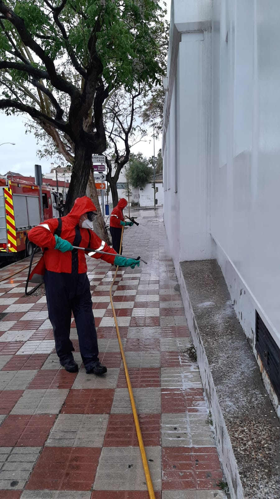 Los bomberos se suman a las medidas extraordinarias de desinfección de los espacios públicos frente al Covid-19